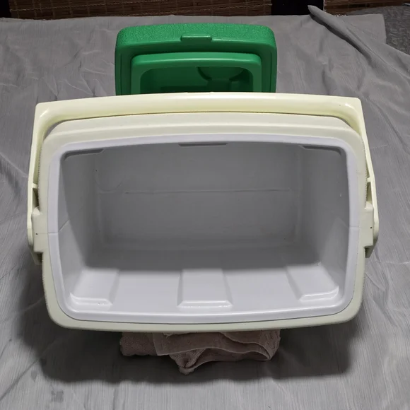 Colman Oscar Cooler Vintage #5274 White Green Lid 14x9.5x15 1983 EUC - Picture 6 of 13